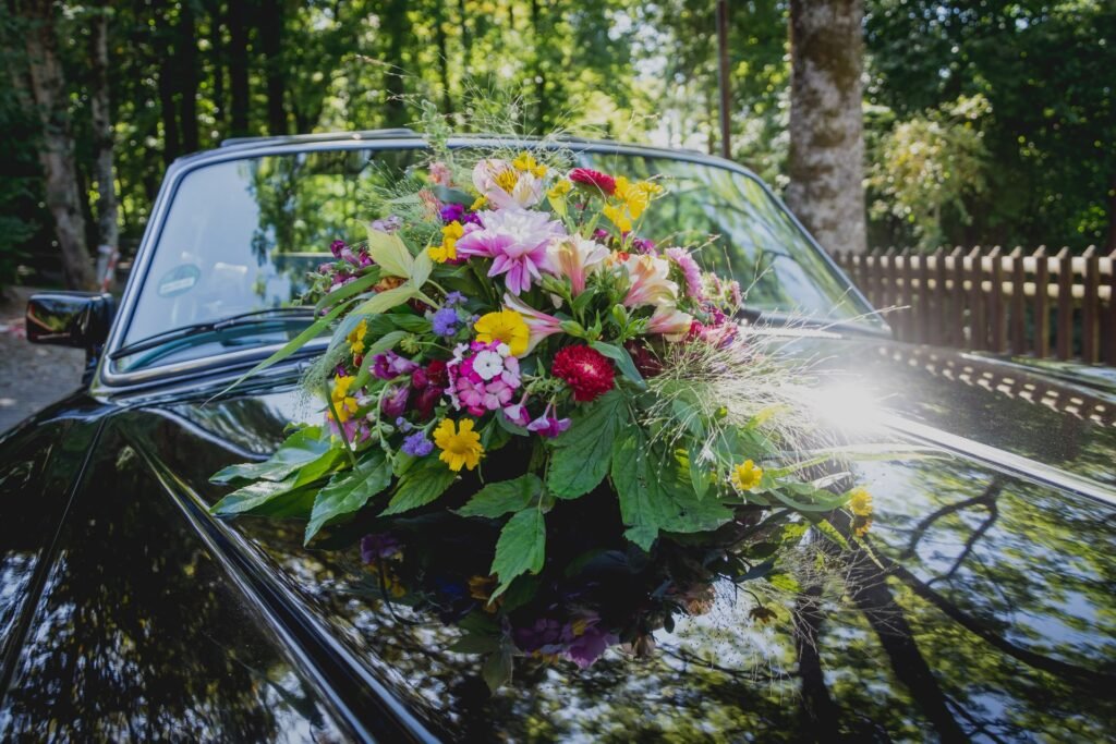 Boeket voor op de auto - trouw bloemen decoratie - bloemen op auto - bloemstuk auto