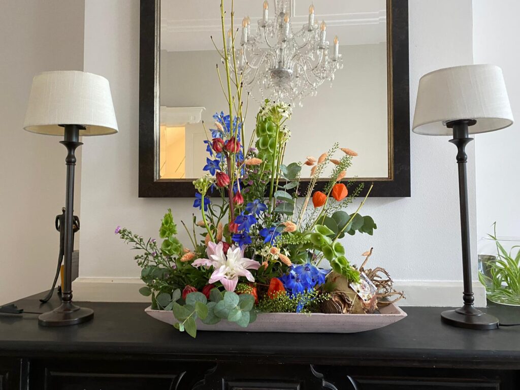 voorbeelden bloemstukken - amaryllis - bloemstuk schouw - bloemstuk op schaal - Door Florali Creations