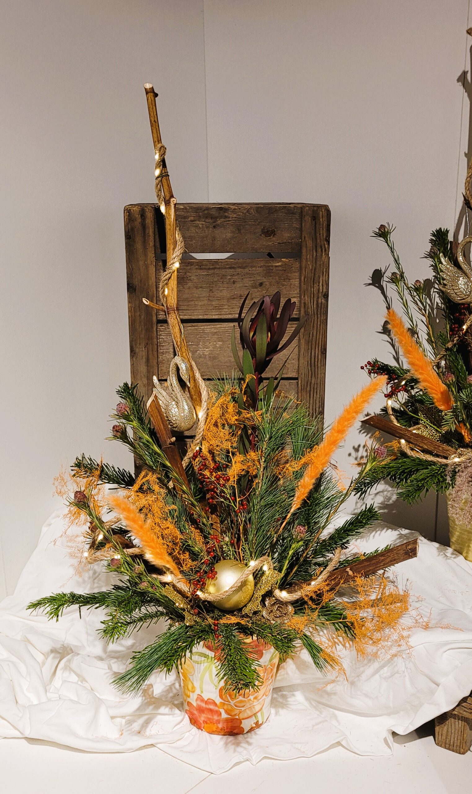 kerststuk natuur - kerststuk oranje - kerststuk goud - kerststuk met lampjes - kerststuk bijzonder- kerststuk delft - kerststuk bezorgen - door florali Creations