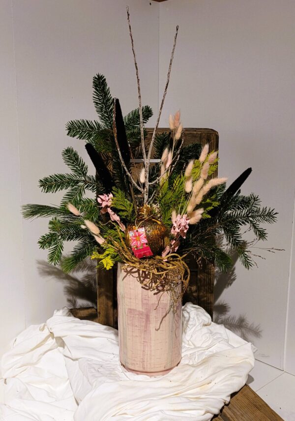 kerststuk hoog - kerststuk roze - kerststuk amaryllisbol - kerststuk bestellen - kerststuk delft - kerststuk delftgauw - door florali creations